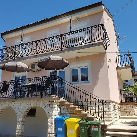 Apartment Mit Balkon ポレッチ エクステリア 写真