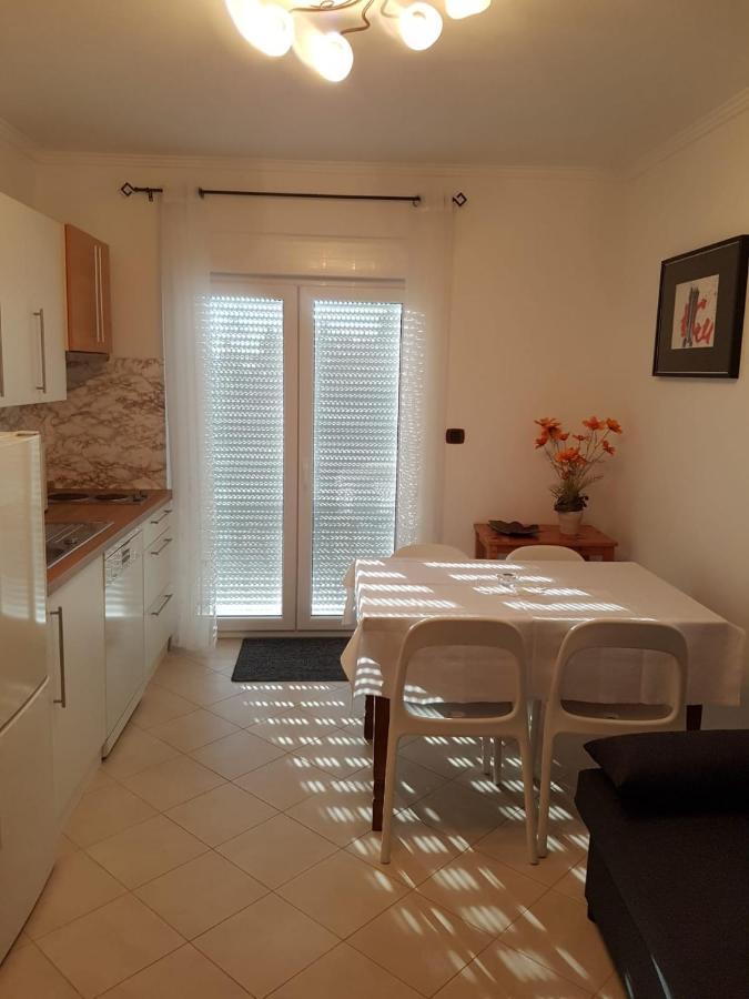 Apartment Mit Balkon ポレッチ エクステリア 写真