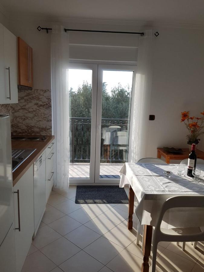 Apartment Mit Balkon ポレッチ エクステリア 写真