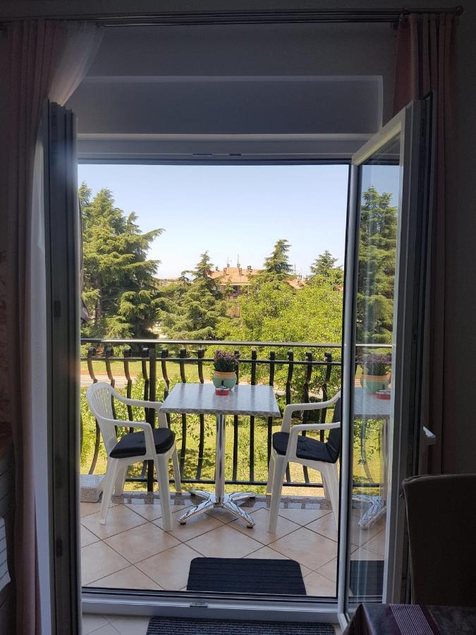 Apartment Mit Balkon ポレッチ エクステリア 写真