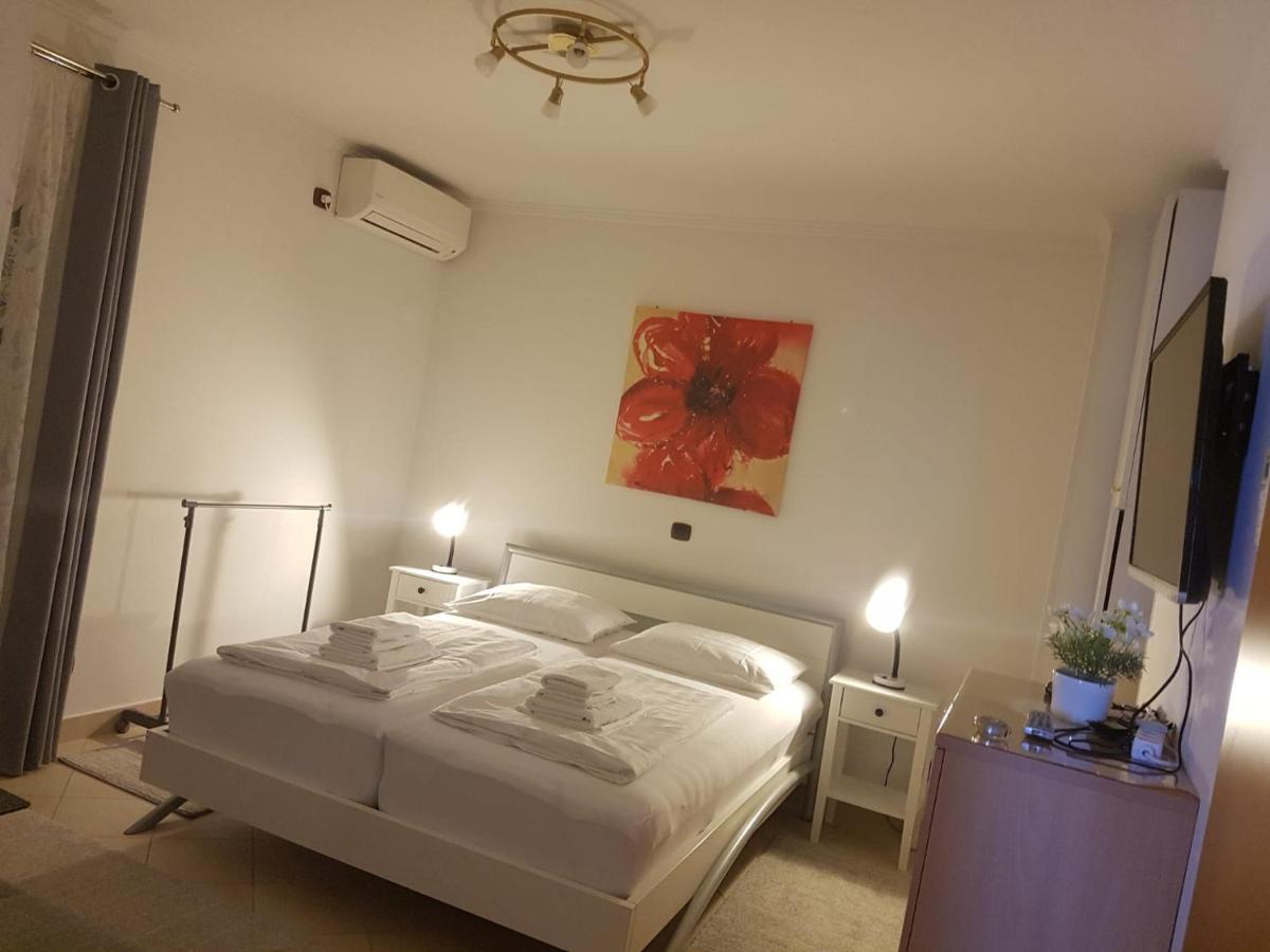 Apartment Mit Balkon ポレッチ エクステリア 写真
